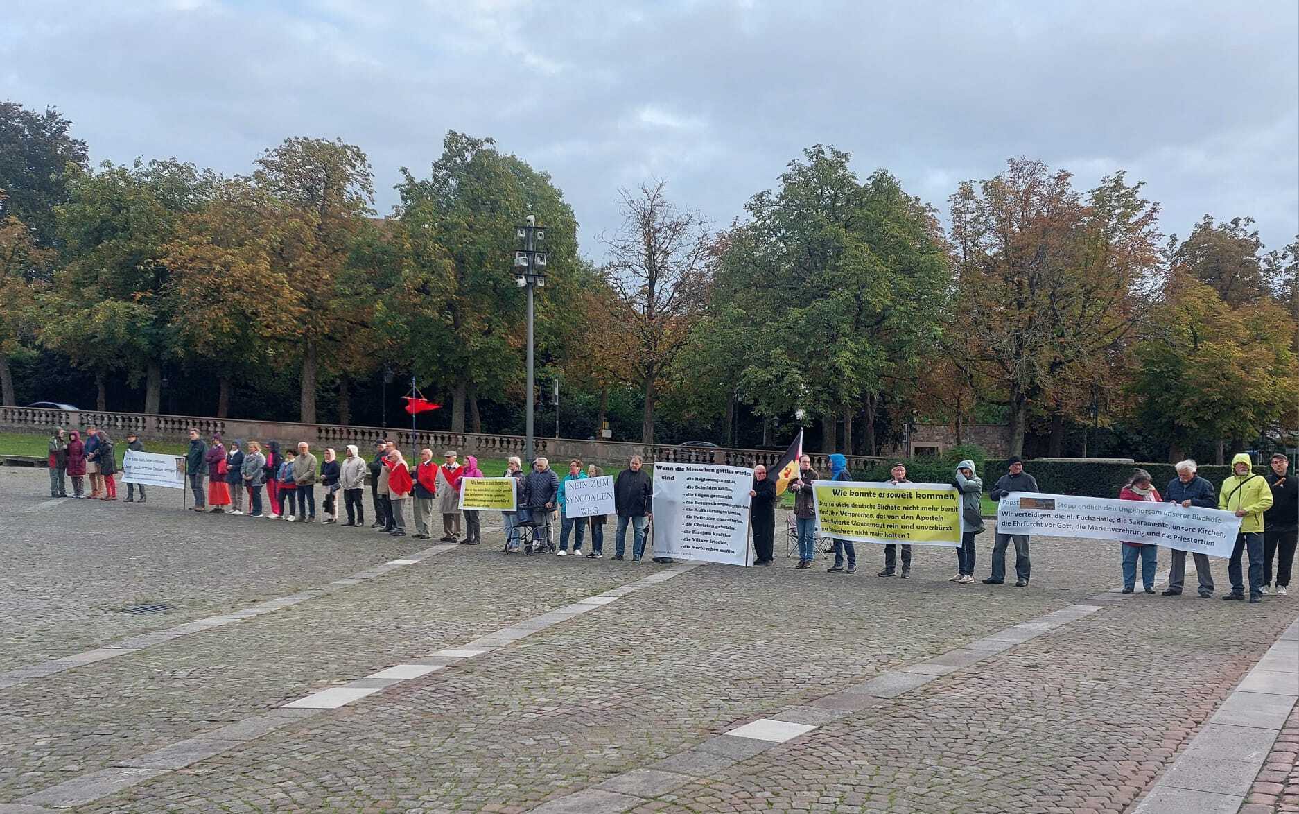 Videos der Demo gegen Synodalen Weg Anlässlich der DBK-Vollversammlung (Fulda, 22. Sept. 2025)